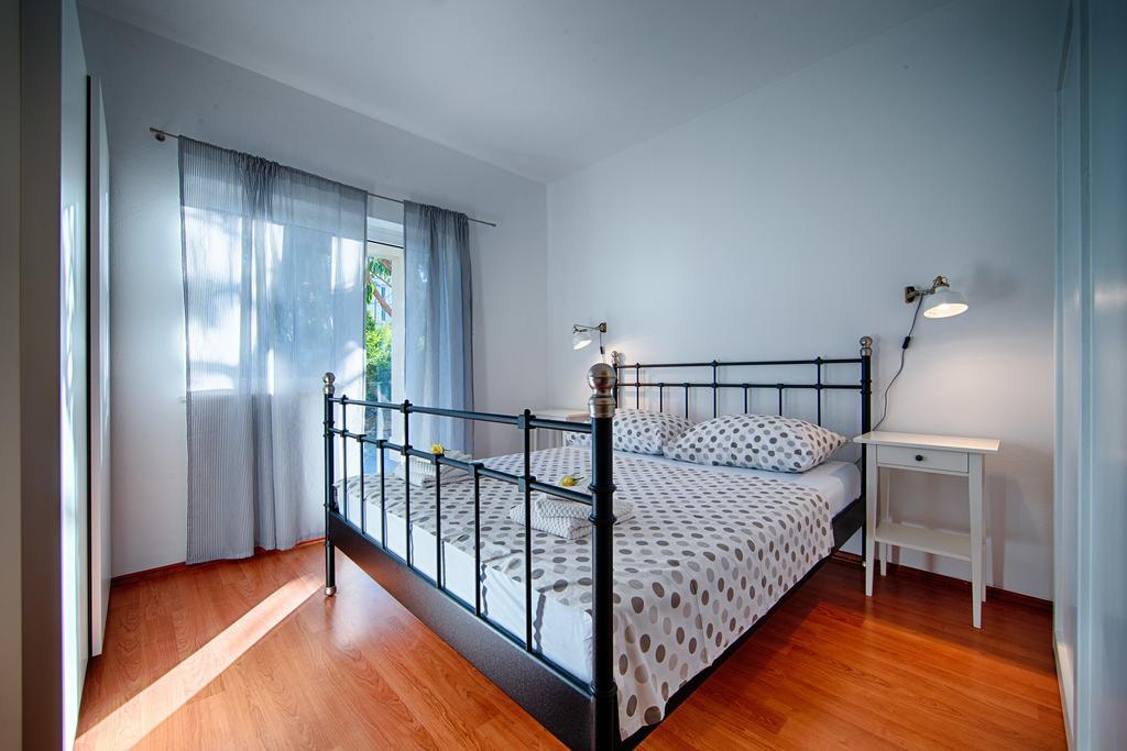 Apartments Zambarlin Komiža Стая снимка