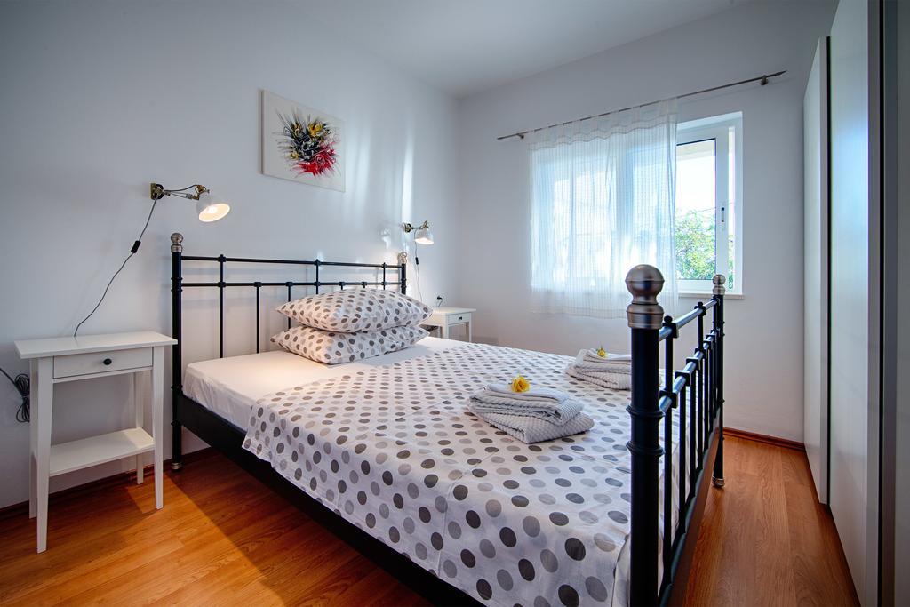 Apartments Zambarlin Komiža Стая снимка
