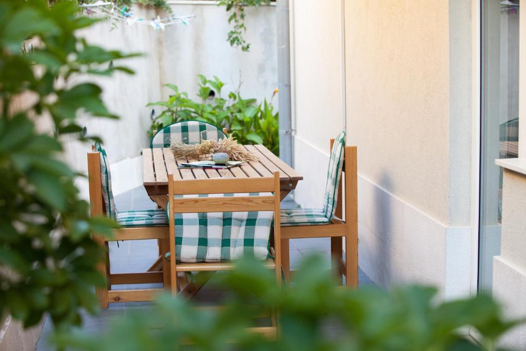 Apartments Zambarlin Komiža Екстериор снимка