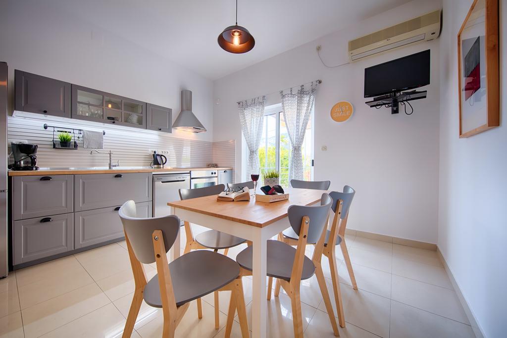 Apartments Zambarlin Komiža Екстериор снимка