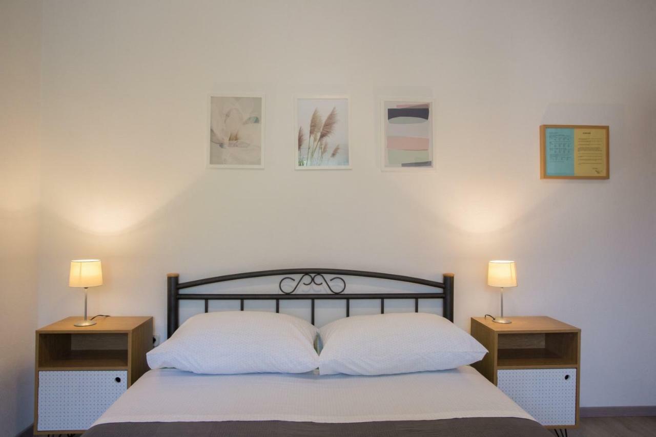 Apartments Zambarlin Komiža Екстериор снимка