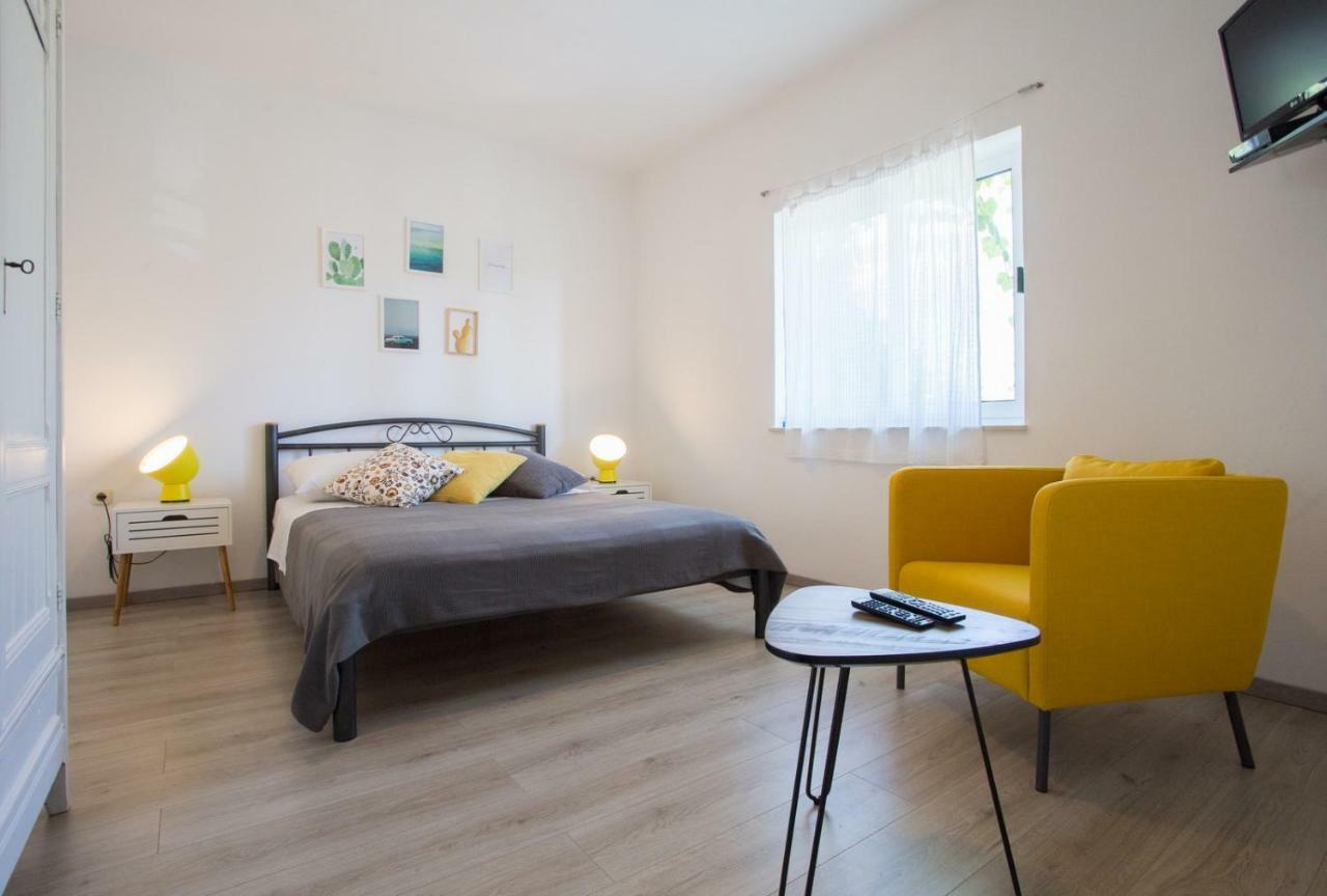 Apartments Zambarlin Komiža Екстериор снимка